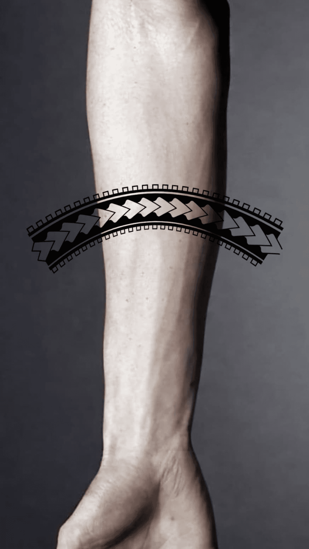 Tattoo stencil adjusted to fit the curve of a leg using Fit to Body